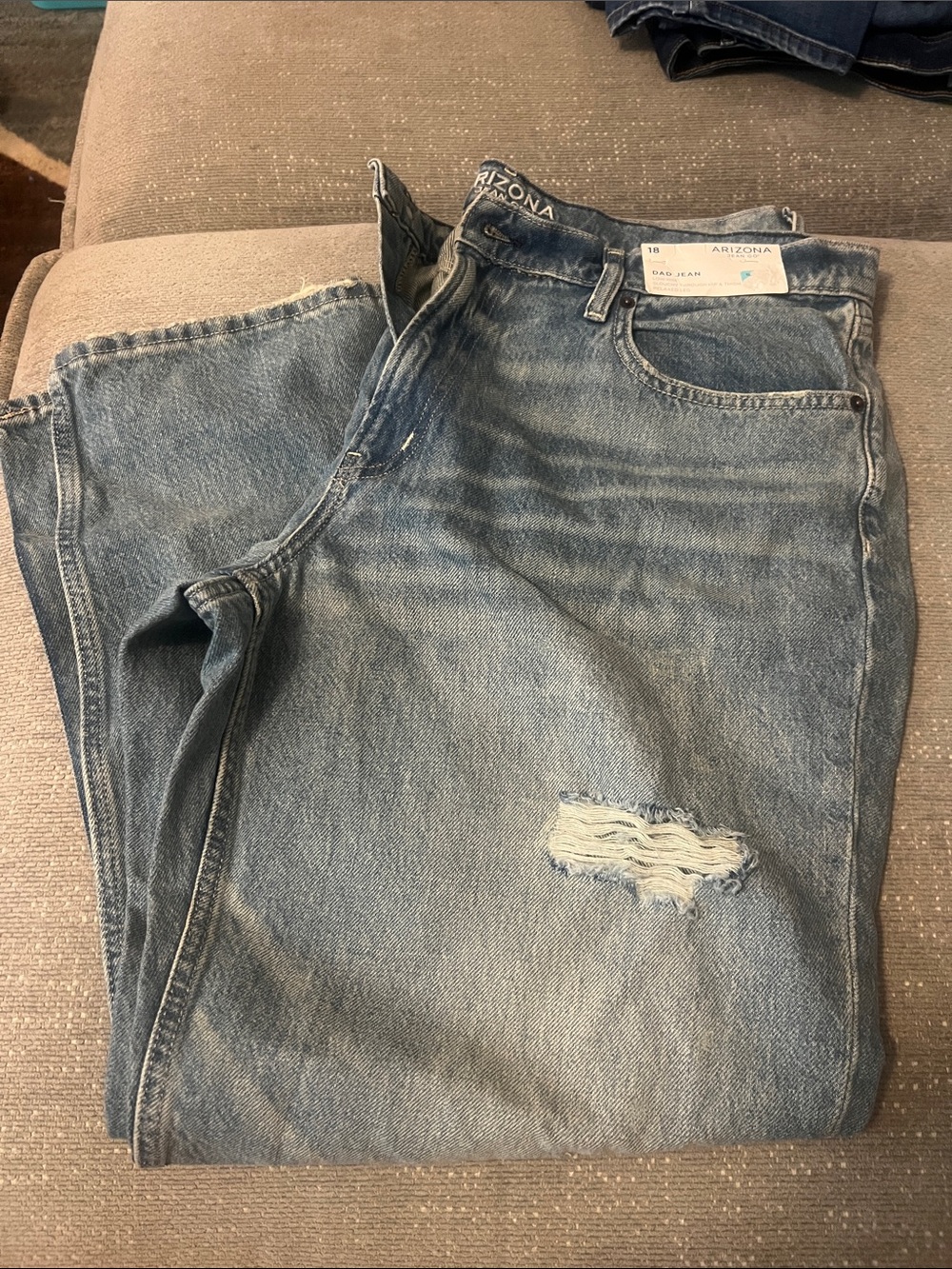 Arizona Jean Company Women’s Light Blue Relaxed Distressed Jeansy